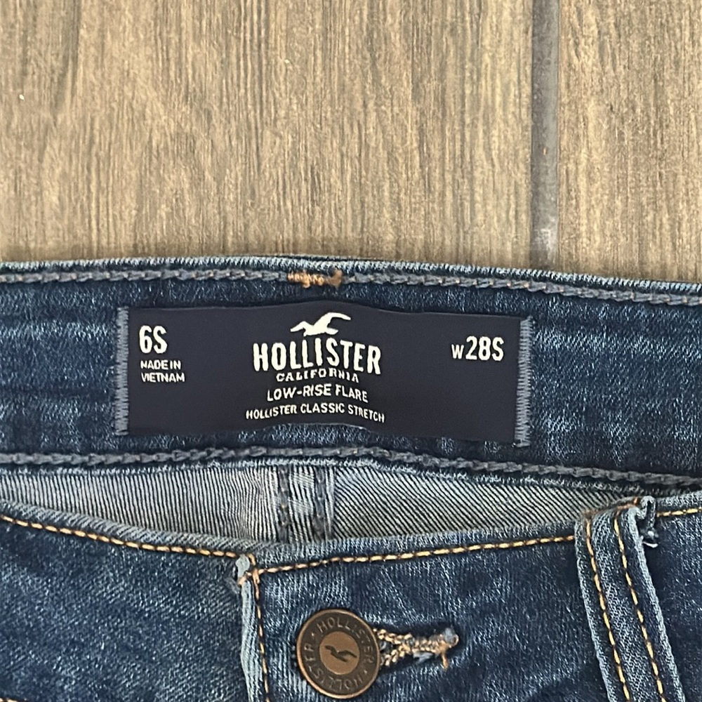 Hollister Women’s Low Rise Flare Blue Jeans, size 28S. NWT - Picture 2 of 7
